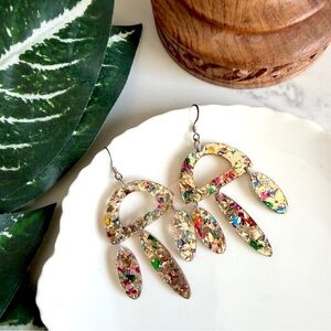 3/$22🩶 Colorful Glitter Confetti Clear Acrylic Dangle Earrings PREOWNED Boho